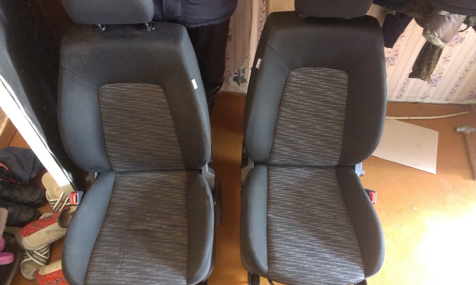 Слева водительское без вмешаний грязное, справа пассажирское доукомплектованное — KIA Ceed (1G)