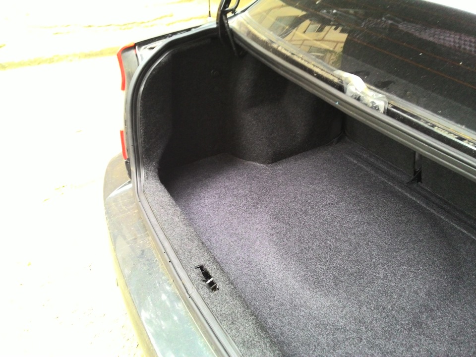 Оклейка багажника карпетом. Хендай акцент карпет в багажник. Карпет багажника Hyundai i30 2010. Оклейка багажника карпетом Мазда 323f хэтчбек. Обклеил багажник карпетом Geely Atlas.