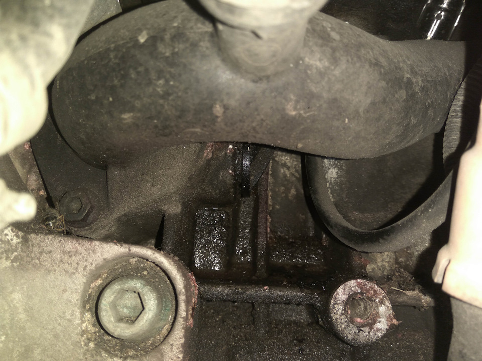 Течь антифриза из под заглушки — Audi A3 (8L), 1,6 л, 2000 года | визит ...