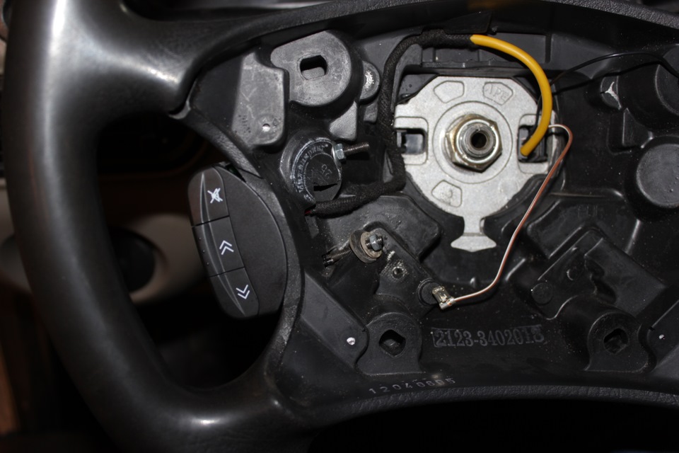 Шлейф ВСТАЁТ на старый руль без проблем. — Chevrolet Niva (1G)