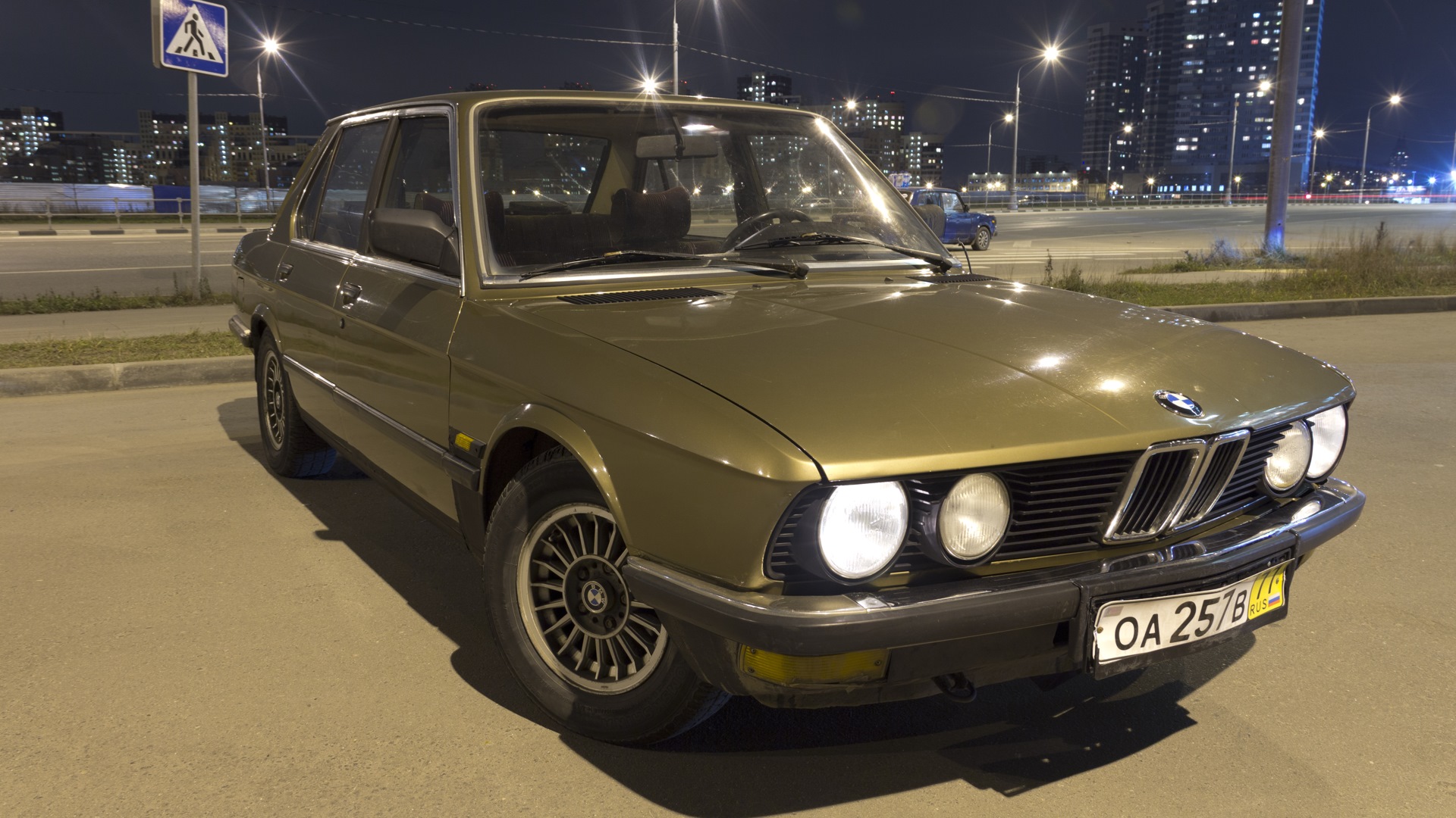 BMW акула 525 красная