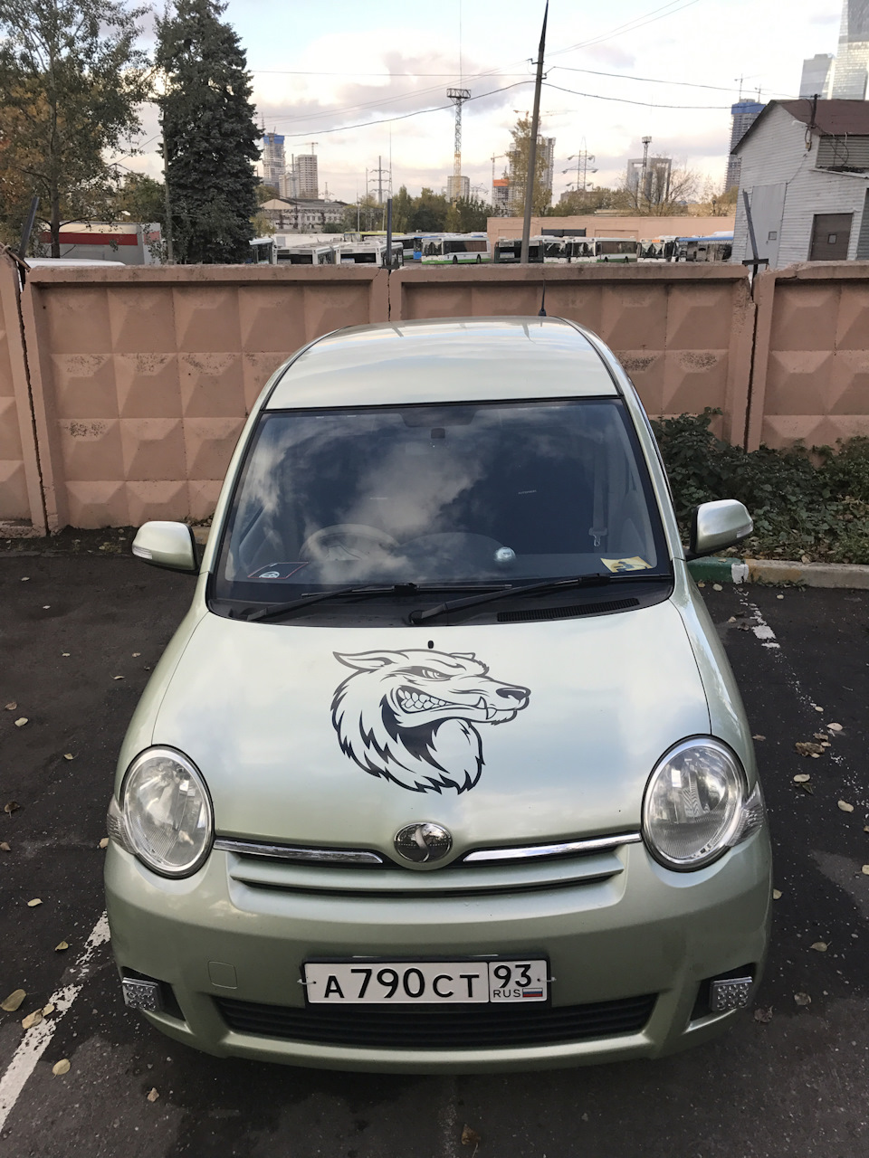 Легкий стиль.Наклейка Волка)…помыл машину сам. — Toyota Sienta (1G), 1,5 л,  2006 года | стайлинг | DRIVE2