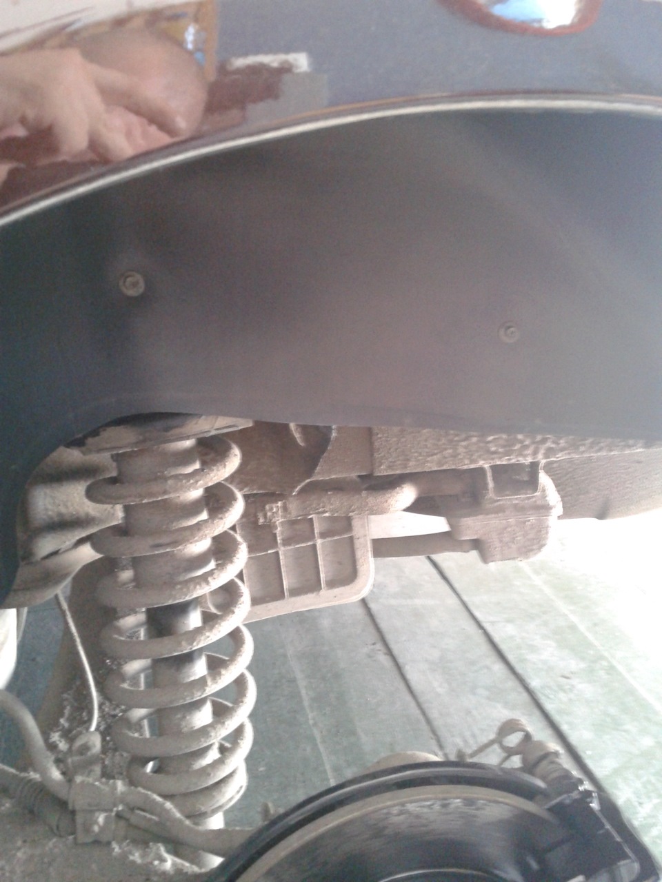 Установка пластиковых подкрылок — Geely Emgrand EC7 FE-1, 1,8 л, 2012 ...