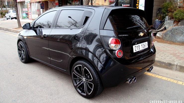 Black spark. Шевроле Авео т300 хэтчбек черный. Chevrolet Aveo хэтчбек r17.