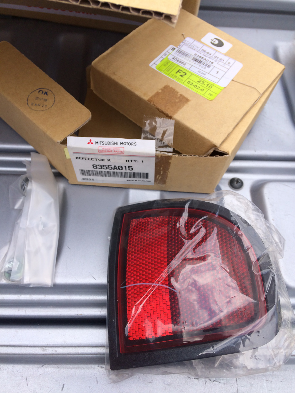 8355A015 ОТРАЖАТЕЛЬ ЗАДНЕГО ФОНАРЯ, ЛЕВЫЙ, КОМПЛЕКТ Mitsubishi ...