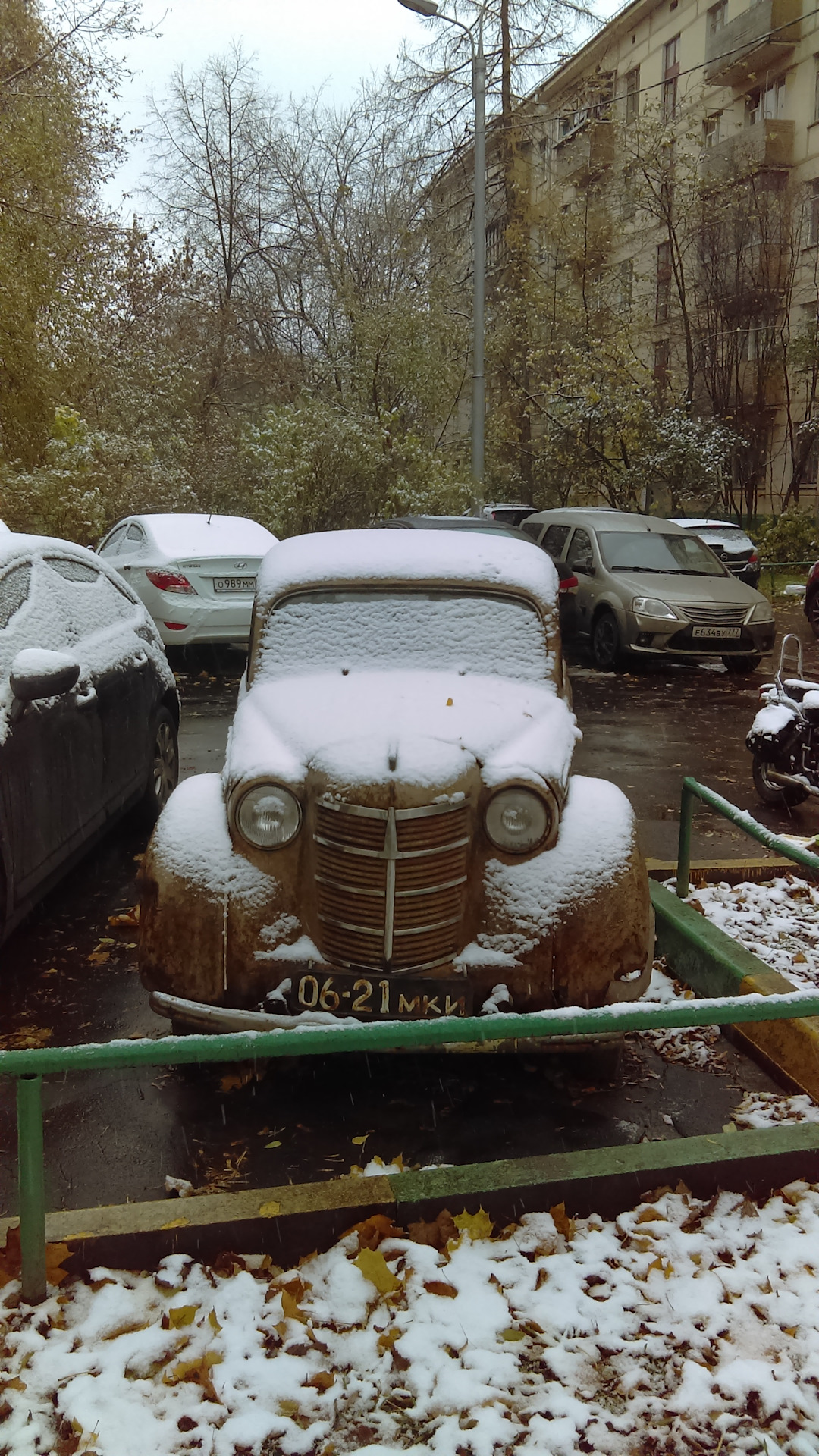 Брошенный автомобиль во дворе