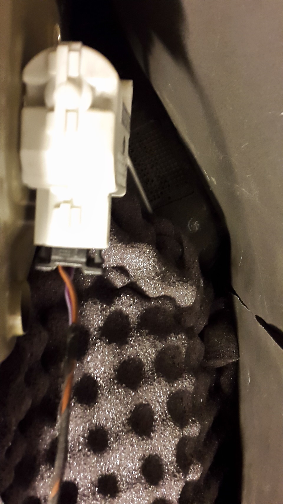 Лючок бензобака не открывается? Не откидывается крышка багажника ...