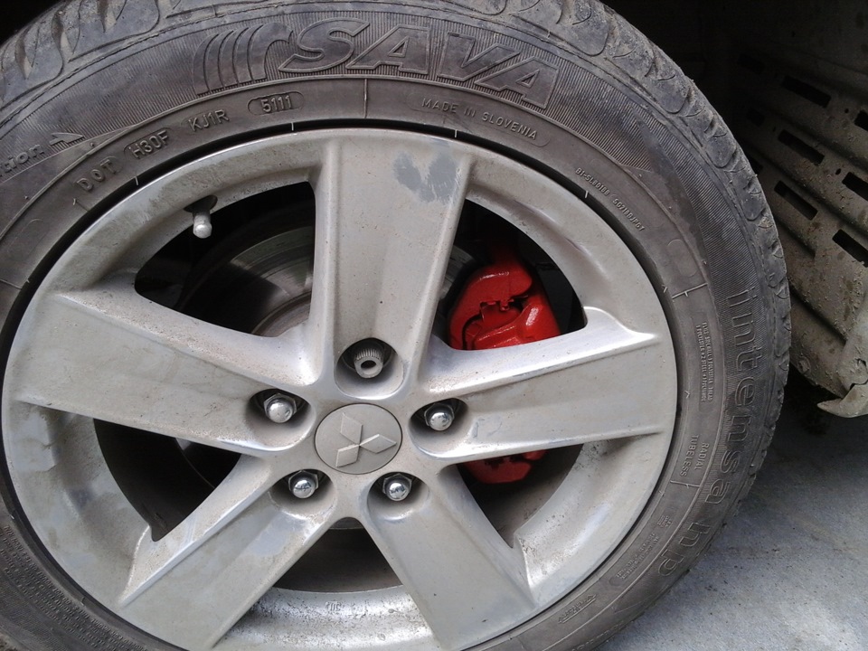 Красный суппорт — Mitsubishi Lancer X, 1,8 л, 2008 года | стайлинг | DRIVE2