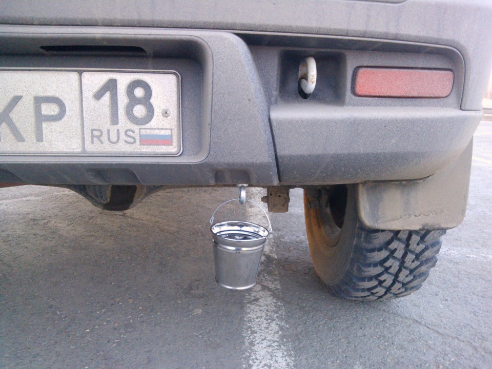 75w140 в коробку нивы. 316a222s 960. 75w140 в коробку нивы фото. 75w140 в коробку нивы-316a222s 960. картинка 75w140 в коробку нивы. картинка 316a222s 960. Так и так, как говорит многим известный блогер! Всем здрасте) давно не писал ничего. А между тем нивас подкинул парочку проблем своему горячо любящему его хозяину))) ну то есть мне!) в один прекрасный день потек с альник полуоси( да так потек что все в маслеизвозюкал!( эту проблему надо решать быстро! поехал в сервис, когда подняли нивас на подьемник то выяснилось что с этой же стороны есть люфт подшипника( вот гад я же их оба год назад поменял( видимо либо запчасти калл делают либо то что колеса большие и подшипник не выдержал короче хз, когда в том году менял левый решил за компанию поменять и правый, он не люфтил но машине 11 лет и я подумал что так будет лучше))) наивный парень! не повторяйте ошибок!) все подши задние были родные. так вот я сам снял заведомо рабочий подш и поставил новый) это из серии когда коту делать нечего он короче до блеска все чистит))) ну вот этот подш и проездил всего год( ладно делов то на 15-20 мин! купил подшипник и сальник! когда сняли увидел что в масле присутствует эмульсия, не скажу что совсем кака масло но видимо за зиму и весну мост где-то чуток утоп) делать нечего! надо менять масло!) ну а тут уже работает другая поговорка, все поломки к тюнингу и погнал я искать масло в мосты новое! а именно Castrol 75W-140 и что бы вы думали, масло есть во многих магазинах но после поднятия цен оно стало стоить до безобразия дорого( а с тем учетом что нивас то утопит редуктор и все масло свернется, то сальник ни дай бог потечет думаю брать литр масла по 1100рублей за литр просто маразм) короче нашел где масло продают по старым ценам 620р за литр! сразу взял и на передний мост!)