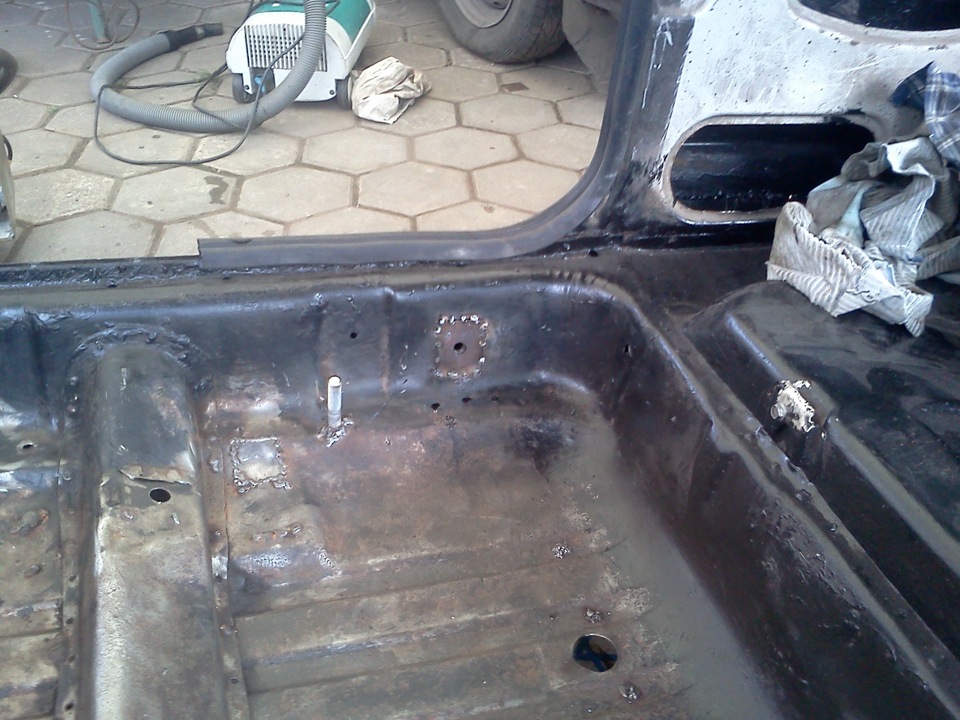 Обработка мастикой после сварки. Volvo 940 днище. Подварить. Неправильная переварка днища. Антикор вольво 940.