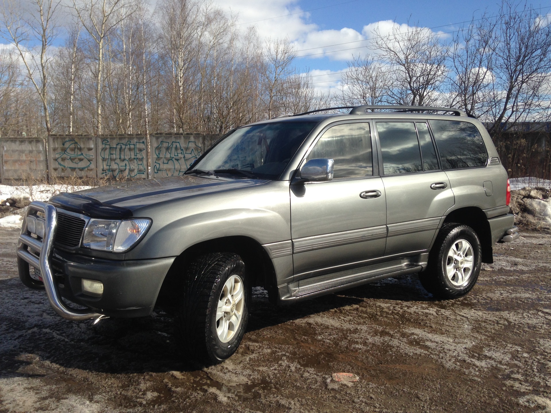 Тойота 100 2001. Toyota Land Cruiser 100. Ленд Крузер 100 2001. Toyota Land Cruiser 100 боком. Тойота мамонт.