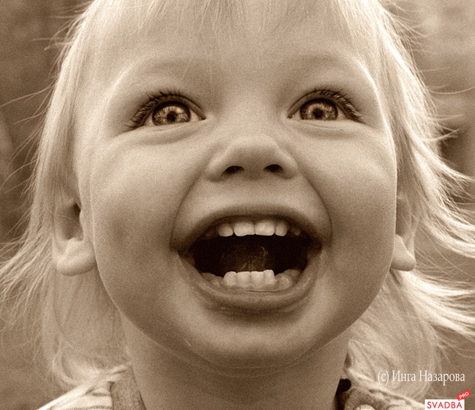 Улыбка картинки смешные. Улыбка ребенка. Веселое лицо. Радостные эмоции. Девочка смеется.