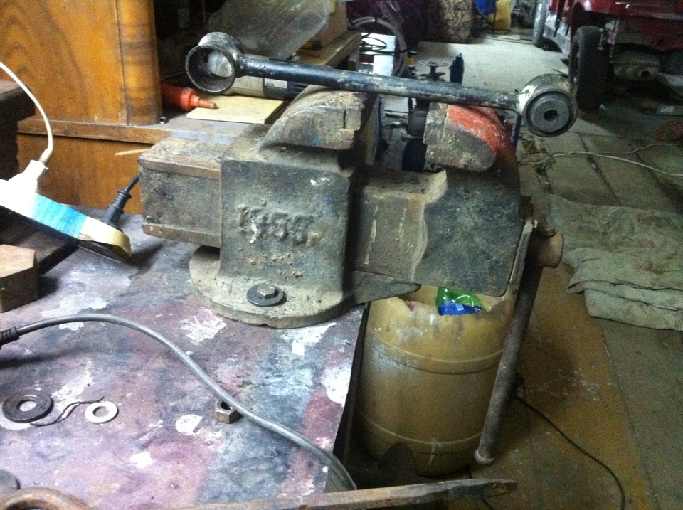 Замена резинок реактивных тяг. — Lada 21011, 1,2 л, 1982 года ...