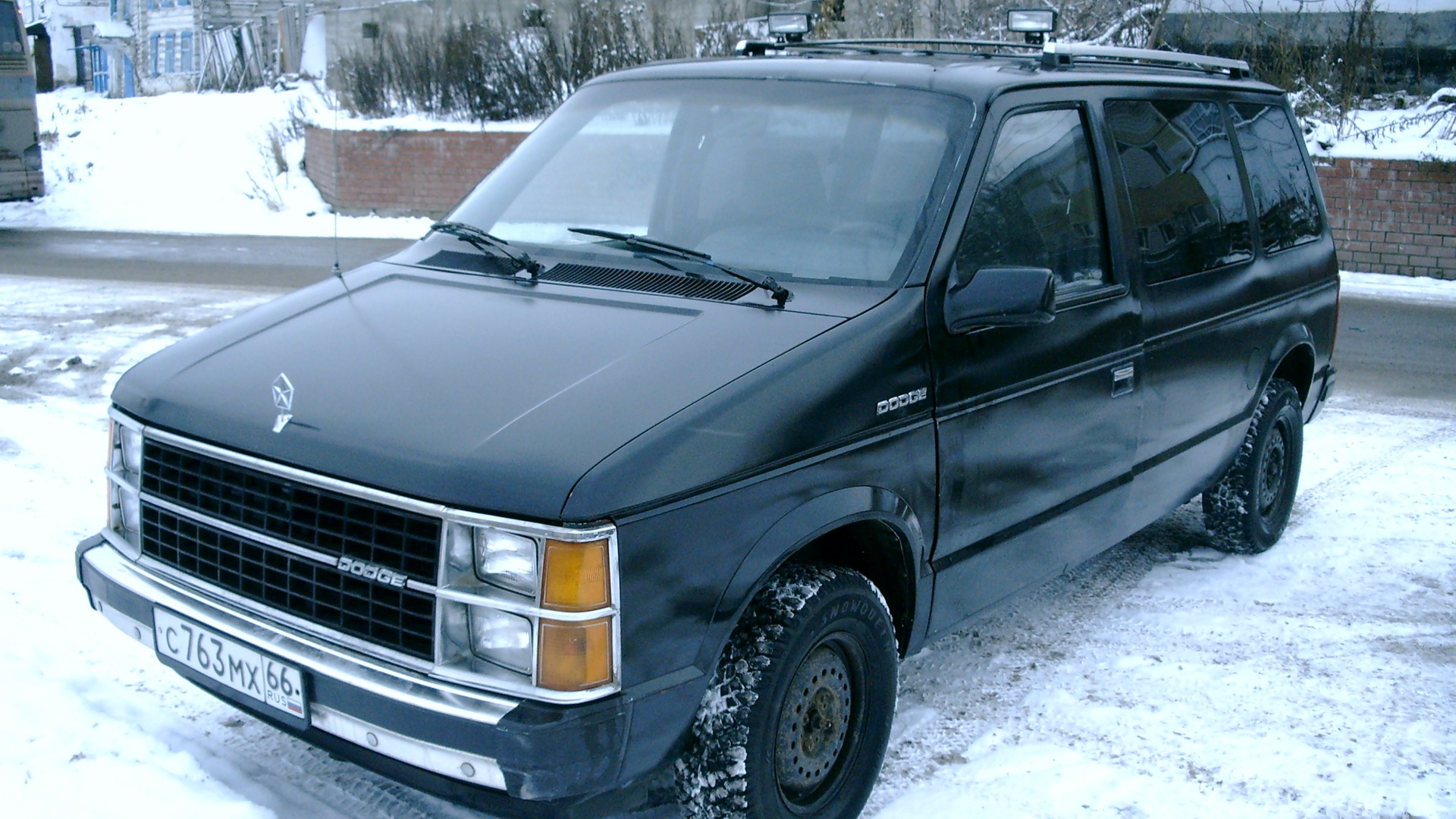 Черный караван. Dodge Caravan черный. Додж Караван 1987 г вин кузова. Додж Караван черный на дисках. Процесс покраски Додж Караван черный.