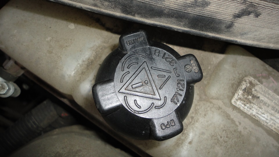 Крышка расширительного бочка. — Lada Приора седан, 1,6 л, 2012 года ...