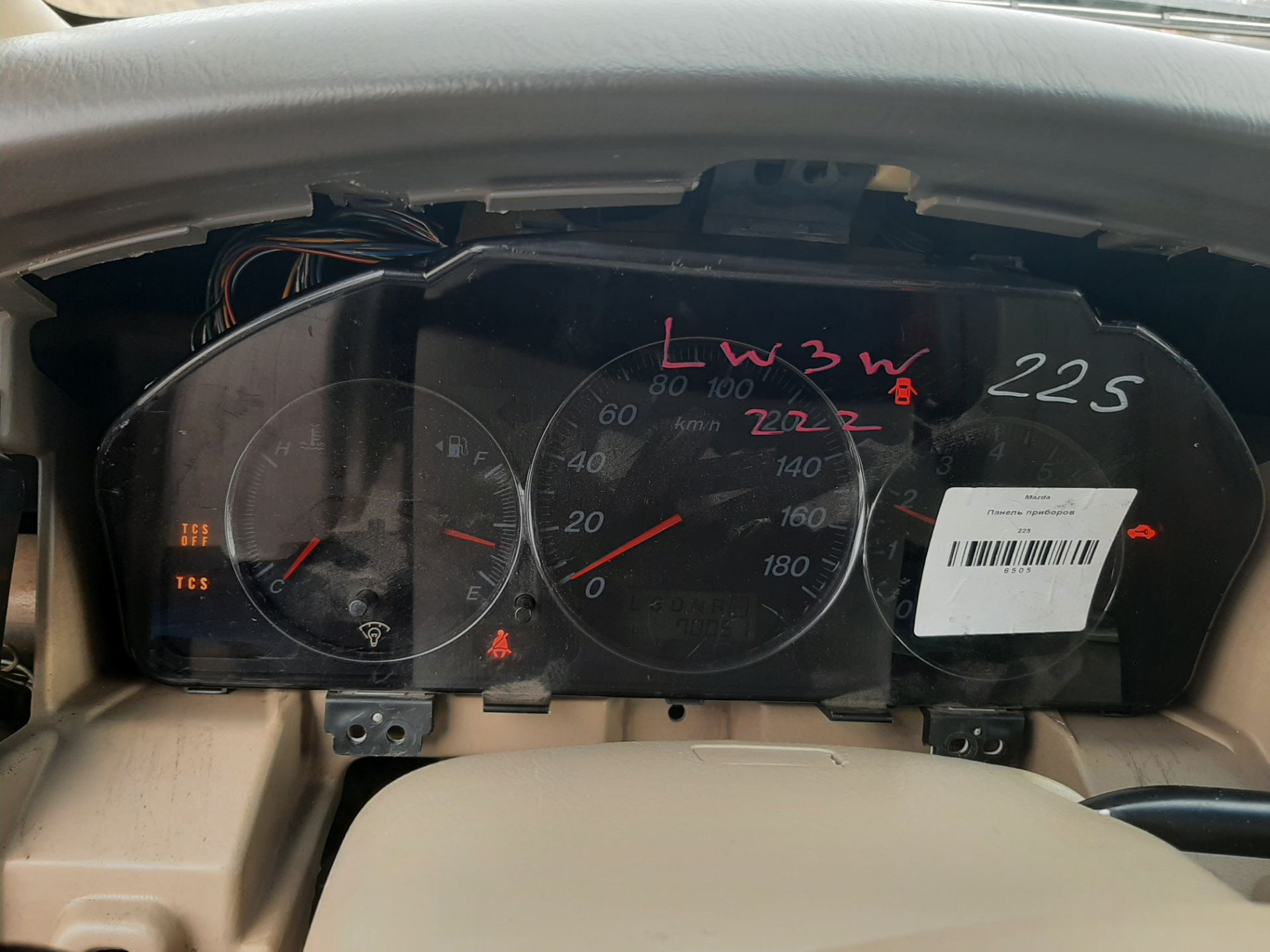 Панель приборов Мазда МПВ 2001. Приборная панель Mazda MPV 1. Мазда МПВ 2 приборная панель. Hold на панели приборов Мазда. Held на панели