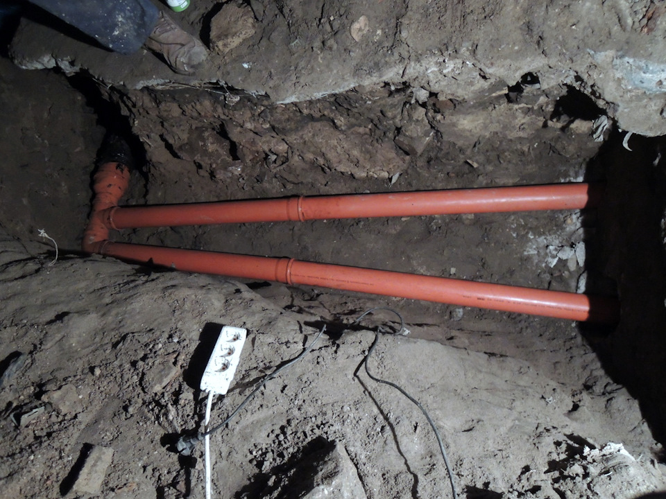 канализация в гараже. система канализации к2 лоток наружный. ливневка в гараже. канализация в гараже. вытяжка из 110 канализационной трубы в доме.