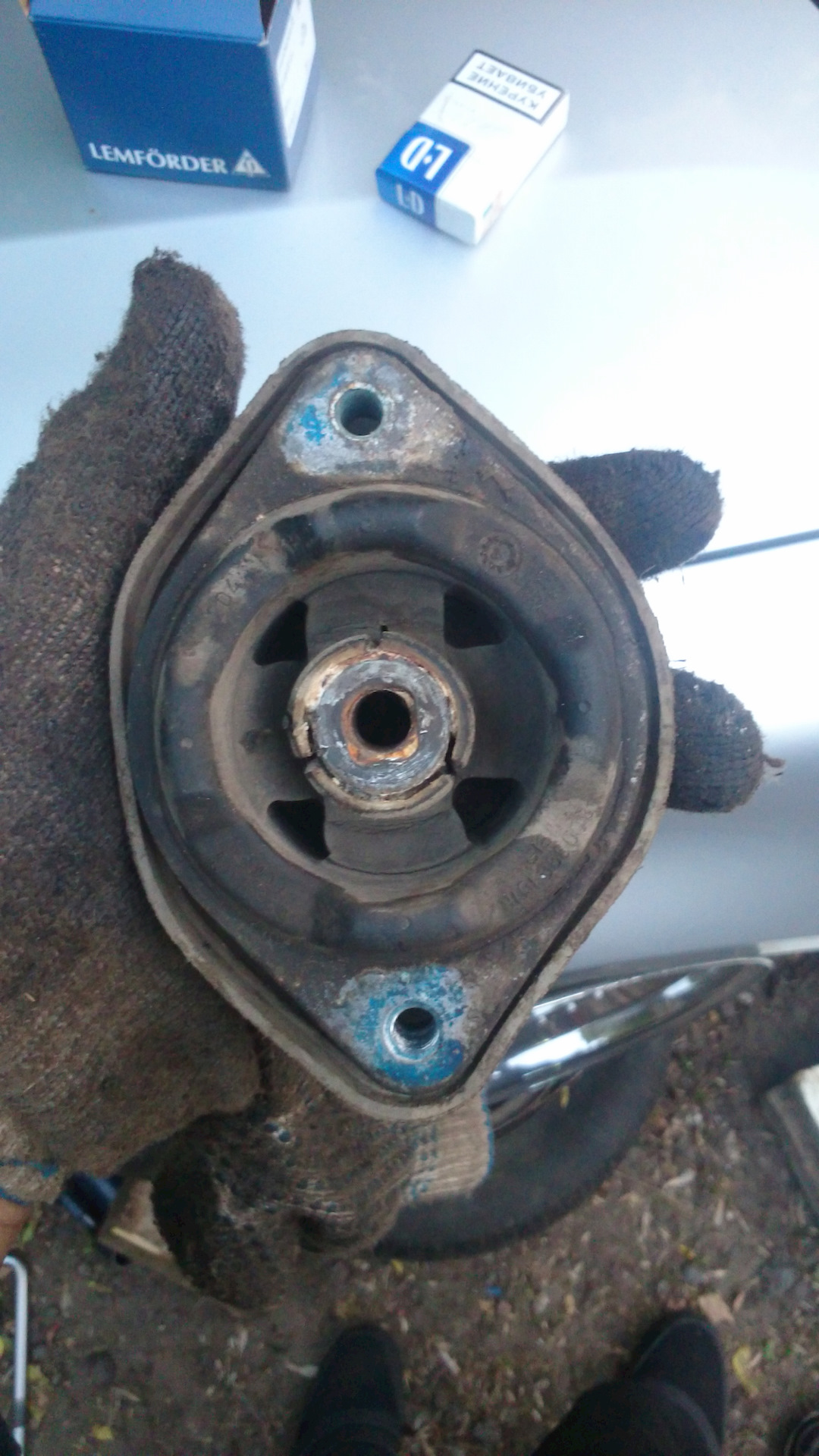 Замена опор акпп — Volkswagen Passat B5, 1,8 л, 2003 года | своими ...