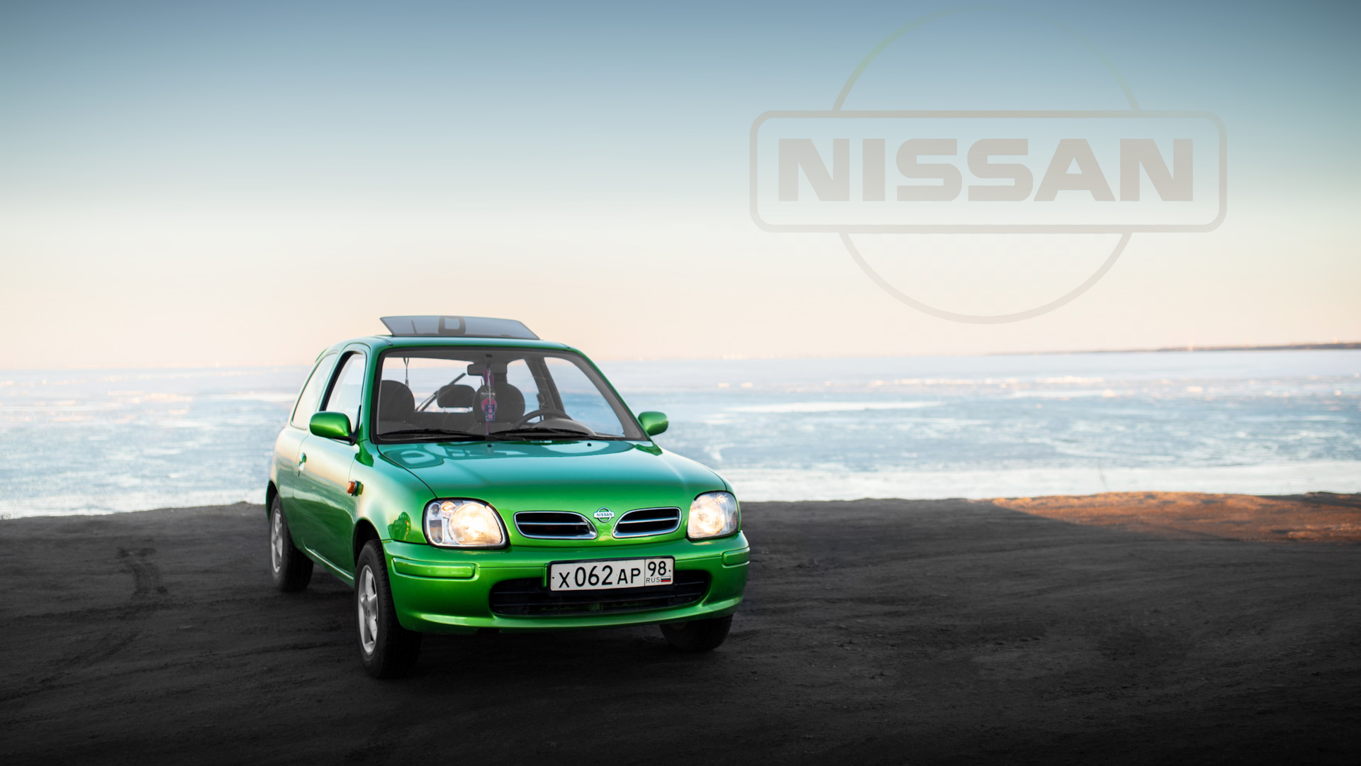 Nissan Micra на фоне моря