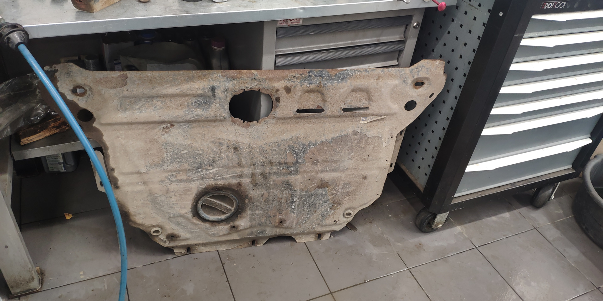 Прокладка поддона и оригинальная защита. — Skoda Octavia A7 Mk3, 1,8 л ...