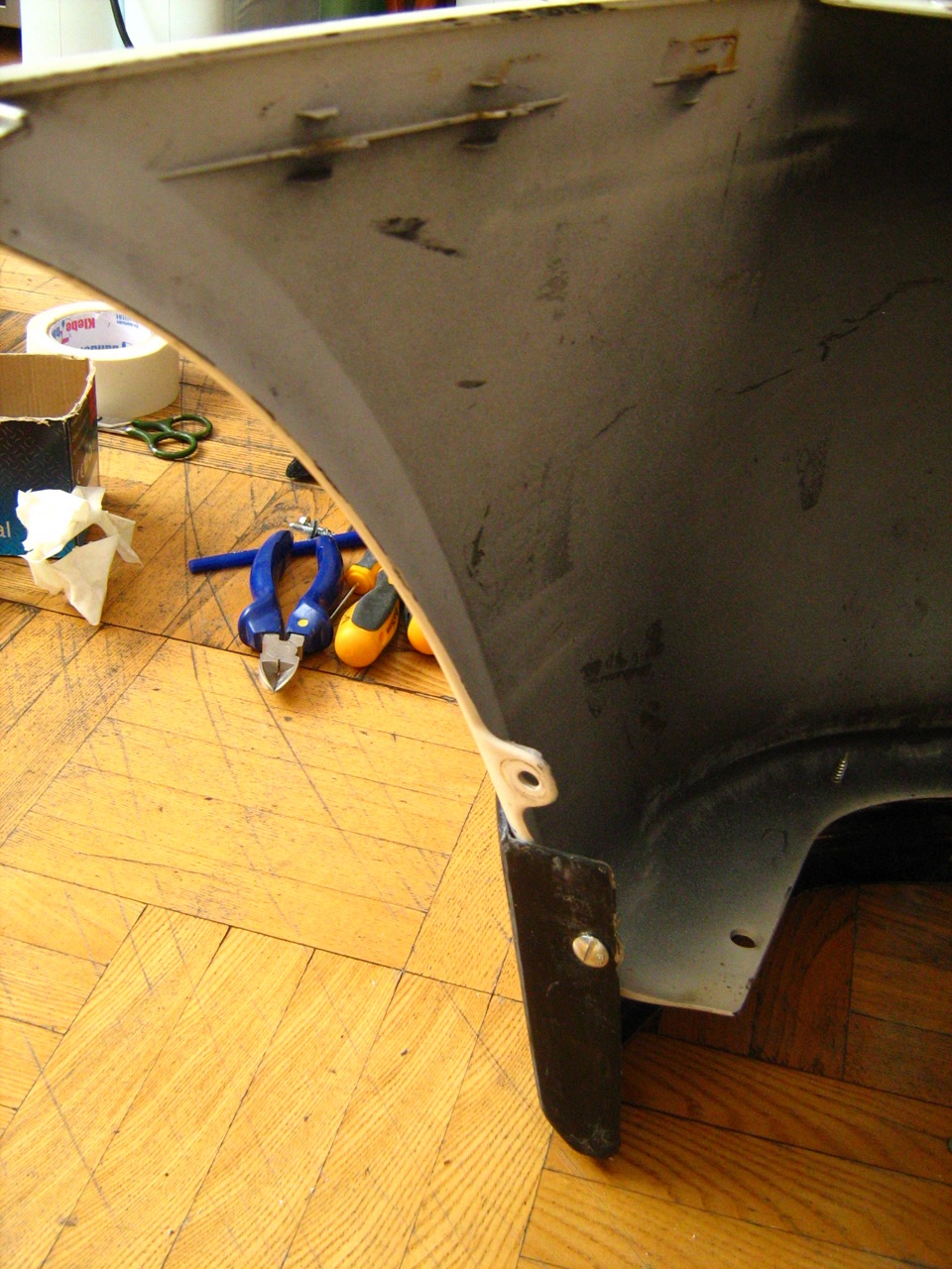 Сбоку закрепил на 6 болт с головой под шлицевую отвертку, шайбой и гайкой с внутренней стороны соответственно — Mitsubishi Colt V