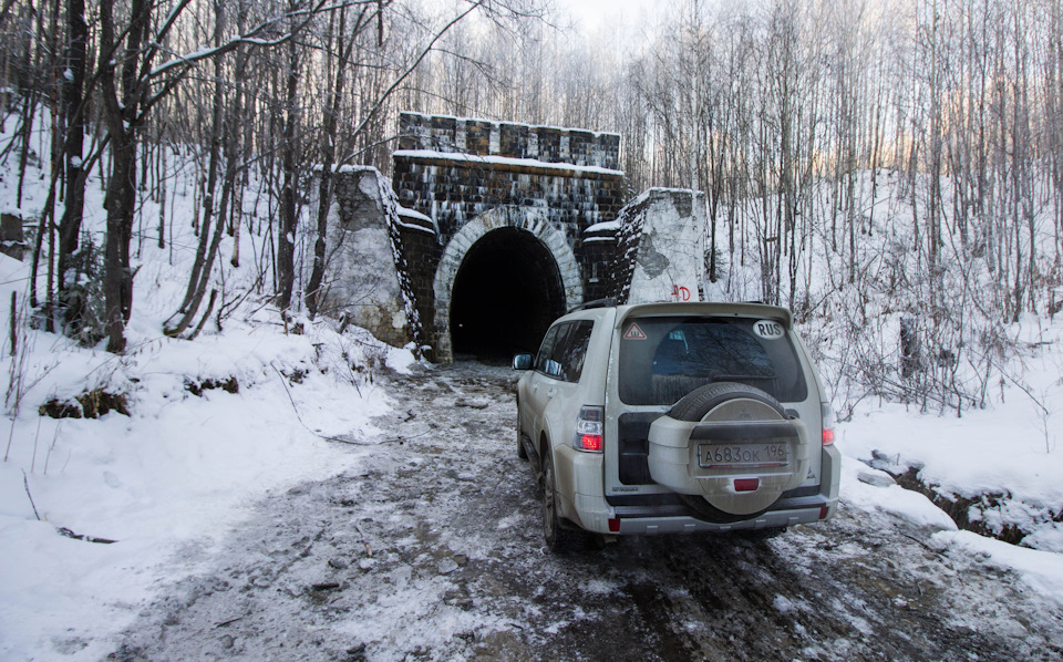 Едем в тоннель. — Mitsubishi Pajero (4G)