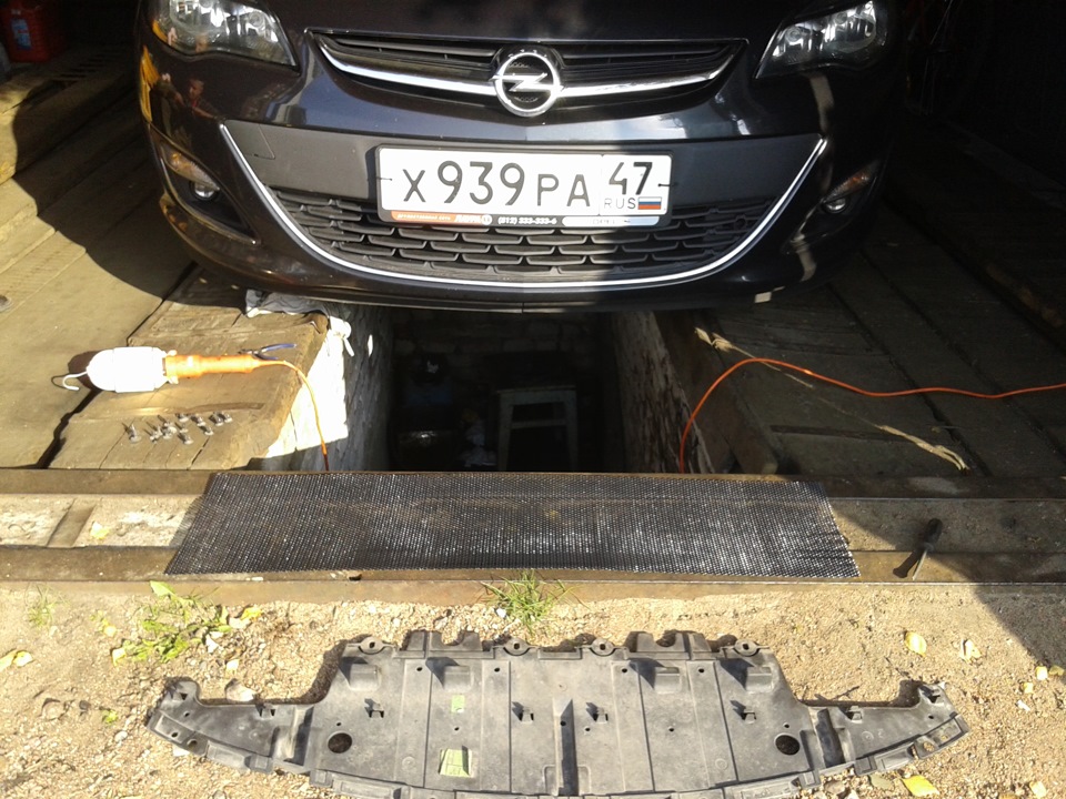 Установил сетку на решетку радиатора — Opel Astra J, 1,4 л, 2013 года ...