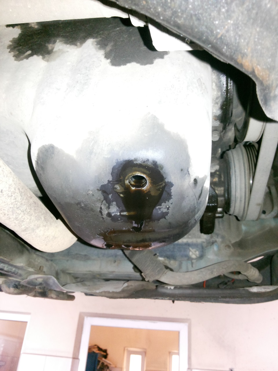 [устранение течи] Нарезка резьбы, замена сливной пробки картера ...