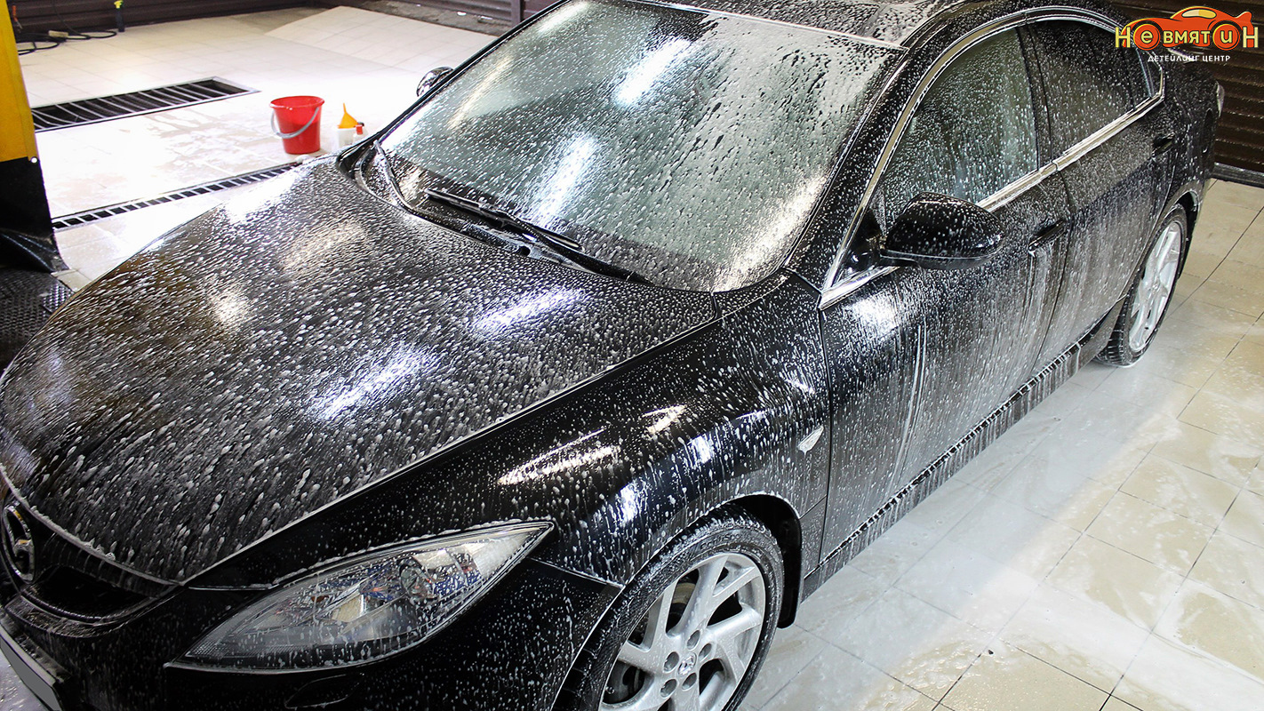 В работе автомобиль Mazda 6. На кузове автомобиля много битума и опыла ...