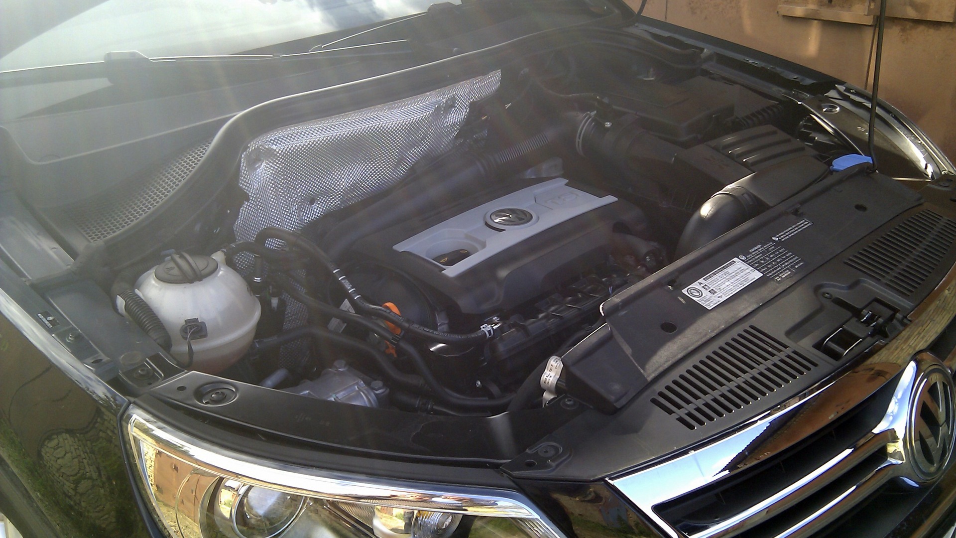 Можно мыть двигатель керхером. Мойка двигателя Тигуан 2. Gs450h мойка двигателя 2010. Мойка двигателя Тигуан 1.4. Мойка двигателя автомобиля Тигуан 2.0 бензин.