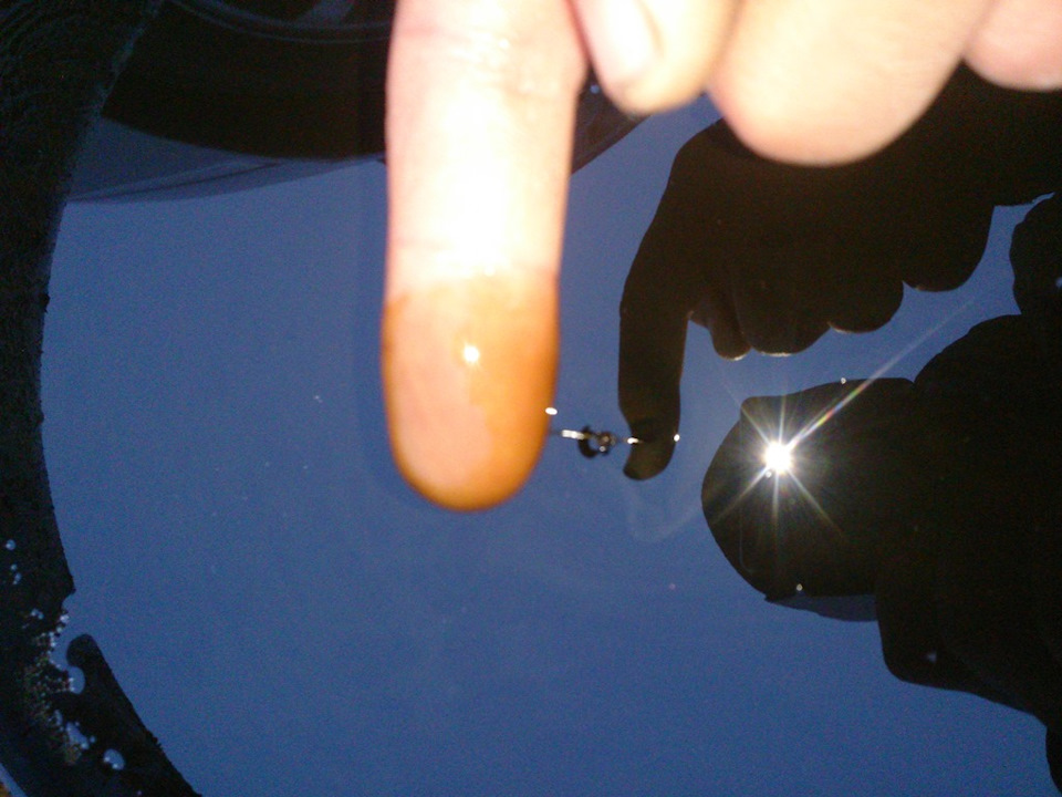 на самом деле масло достаточно чистое. но воняет уже… ух… — Hyundai Sonata IV (EF)