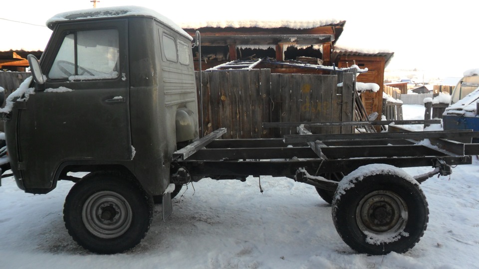 Дизельный уаз 3303. УАЗ 3303 военный. УАЗ 3303 бортовой с консервации. УАЗ 3303 бортовой с дровами. УАЗ 3303 С бревнами.