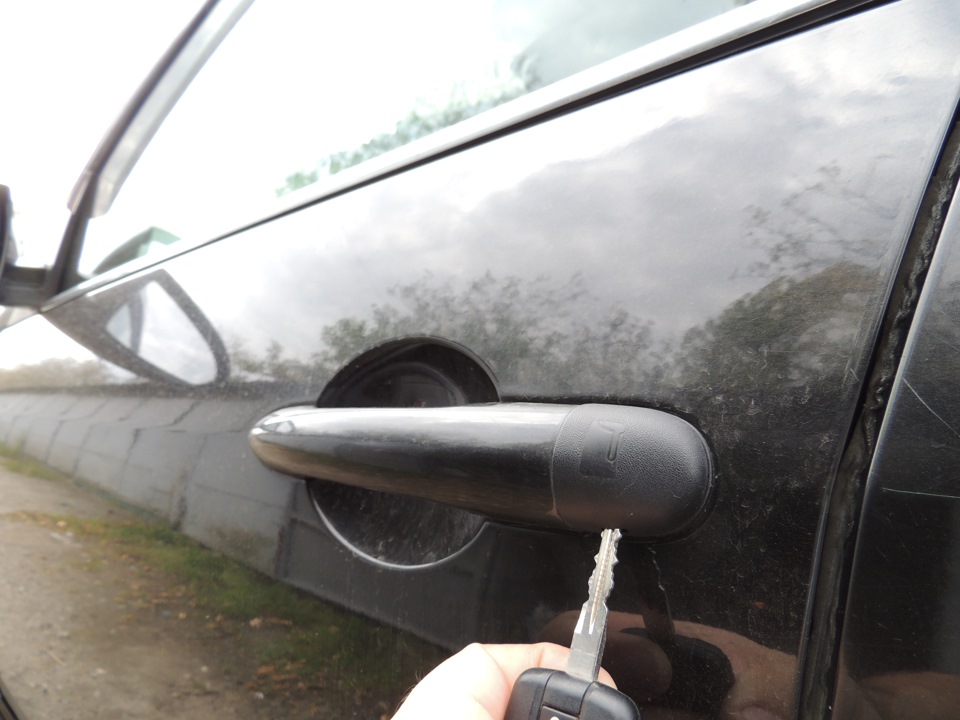 Ключом поддеваем колпачок на себя и вверх — Nissan Primera (P12)