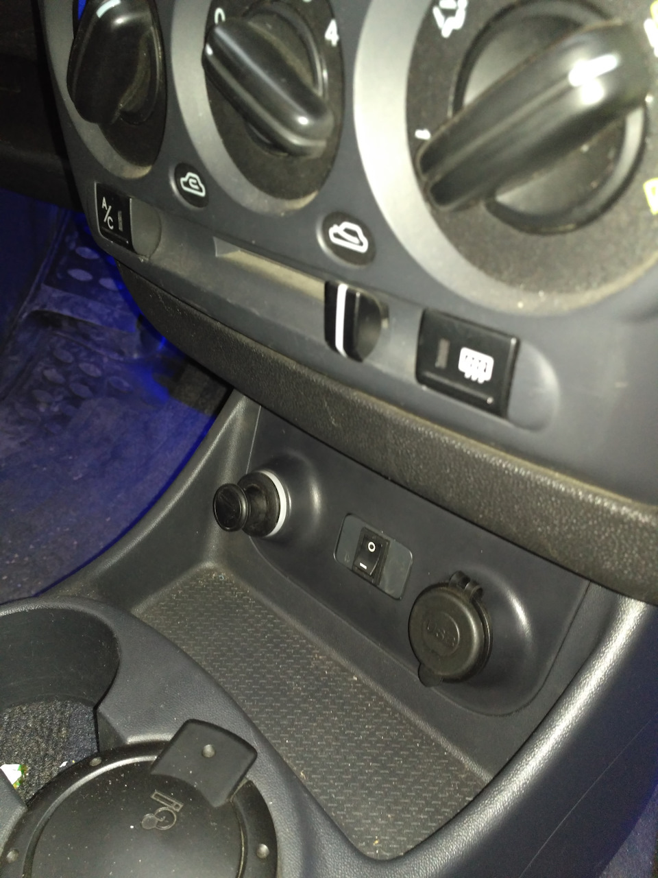 USB выход — Hyundai Getz, 1,4 л, 2010 года | аксессуары | DRIVE2