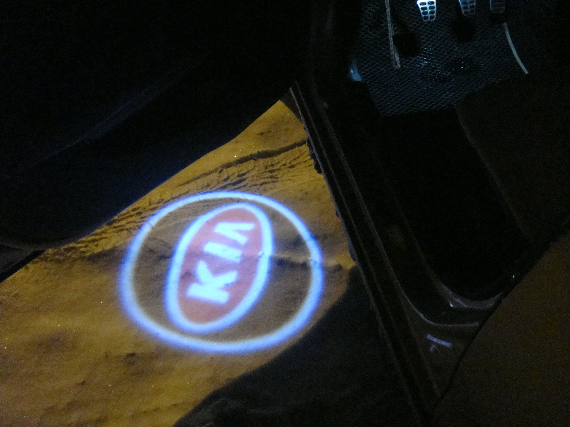 Подсветка логотипа купить. Подсветка дверей Киа Оптима 3 с логотипом. Штатная подсветка двери Киа СИД 2012. Штатная подсветка дверей Kia Sorento 3 Prime. Световая подсветка передней двери Киа соул 2.