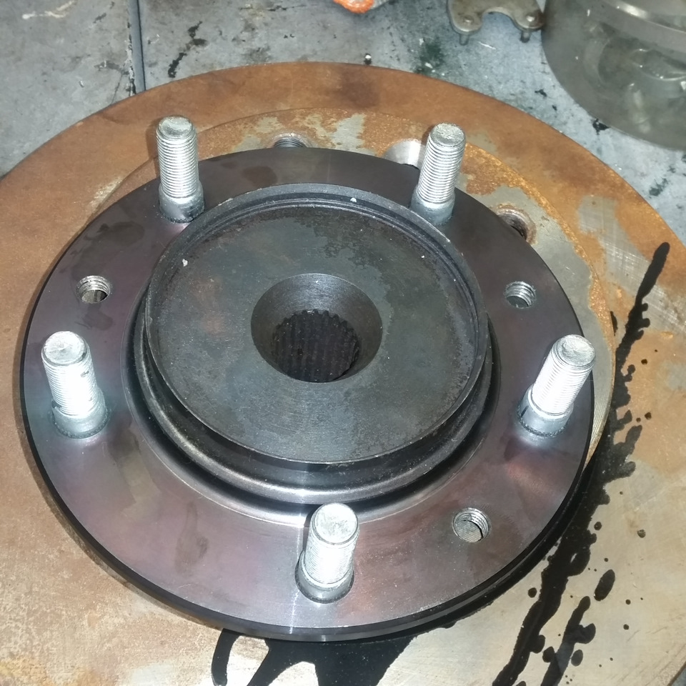 Ступица ориджинал, уже проточена под тормозной диск и имеет дополнительное утолщение в зоне посадки тормозного диска с наружной стороны, что дает 100% центровку тормозного диска по ступице и исключает обрыв колесных шпилек — Chevrolet Niva (1G)