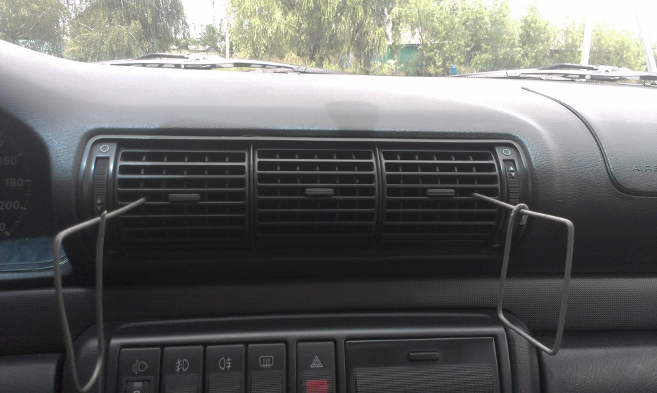Очистка воздуховодов автомобиля. Решетка воздуховода обдува стекла Kia. Машина для чистки воздуховодов. Чистка воздуховода Опель. Чистка воздуховодов автомобиля