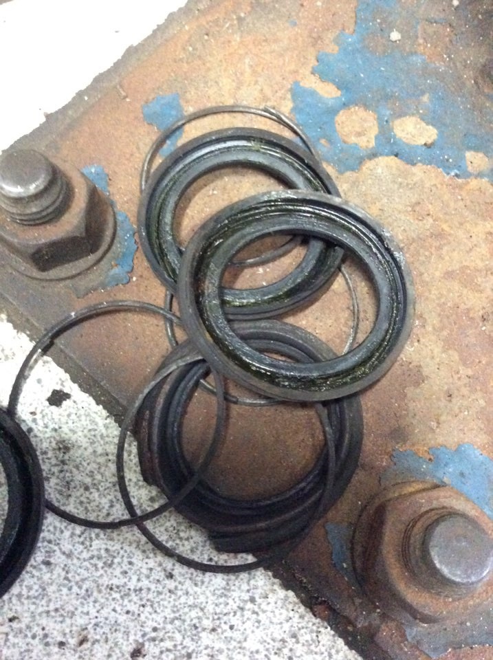 Замена ремкомплекта резинок суппорта — Toyota Land Cruiser 200, 4,5 л ...