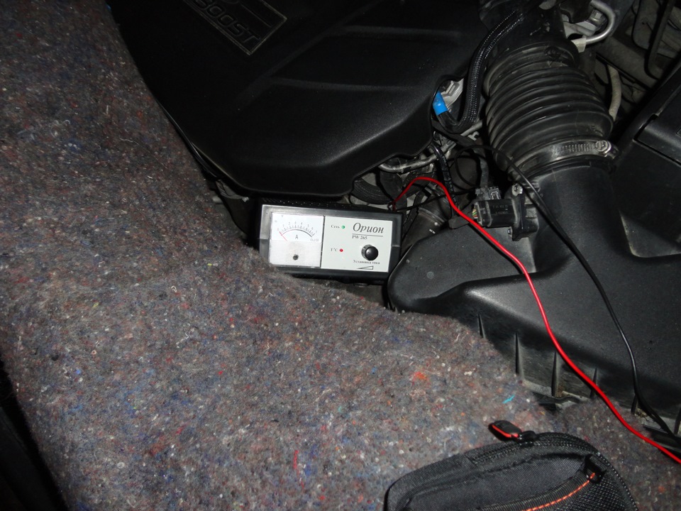 Общий вид ЗУ АКБ. — Ford Mondeo IV