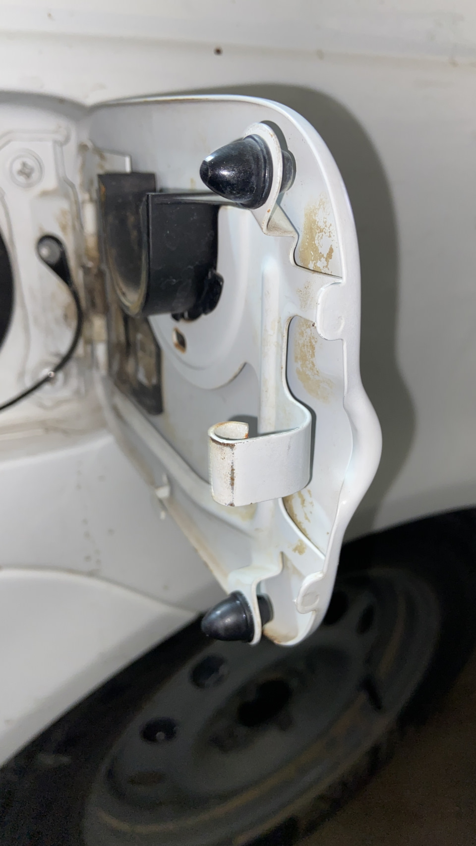 Установка дополнительного буфера крышки лючка бензобака. — Lada Приора ...