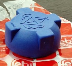 Крышка расширительного бачка — Lada Приора седан, 1,6 л, 2010 года ...