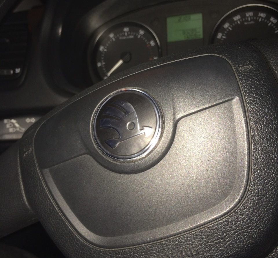 Как снять эмблему skoda с руля Наклейка новой эмблемы на руль - Skoda Fabia Mk2, 1,6 л, 2011 года стайлинг DRIV