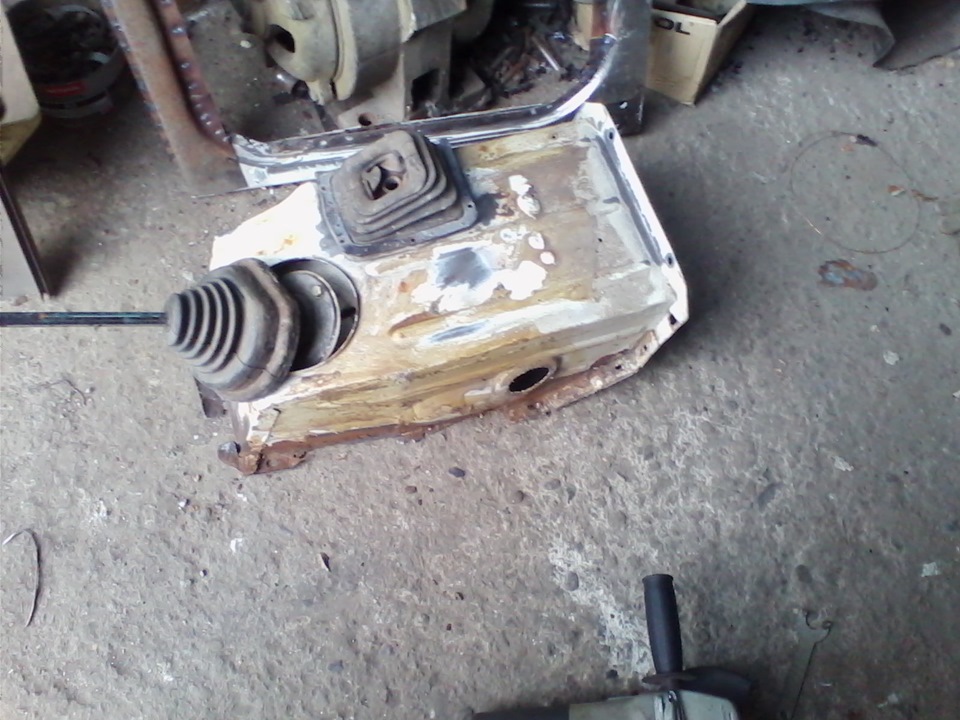 зачистка пола от ржавчины и остатков краски и окончательная разборка ...