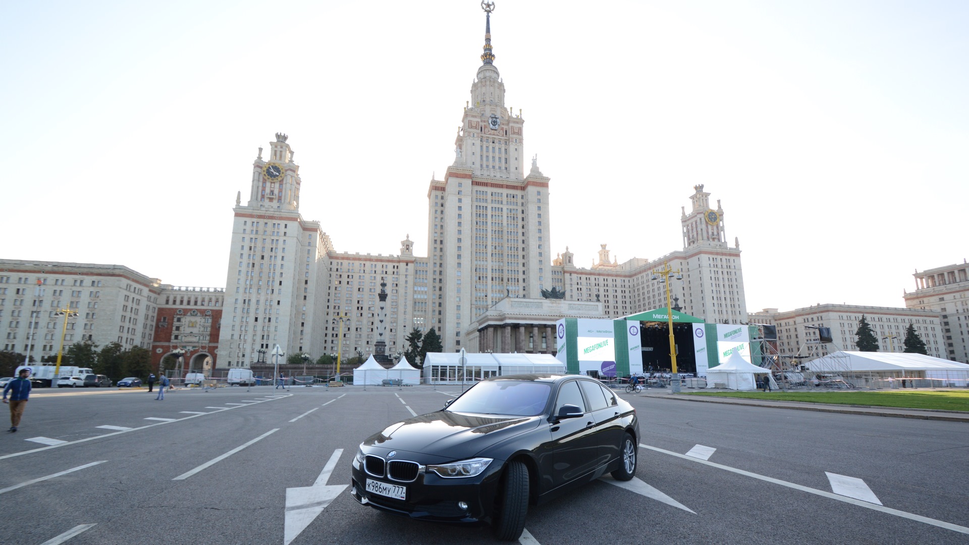 Авто москвы фото. Стоянка МГУ Москва. Стоянка около МГУ. BMW Москва МГУ. Парковка МГУ машины.