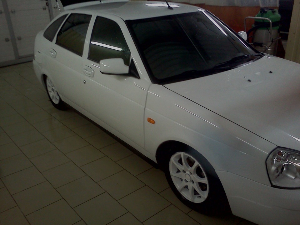 Белое литьё — Lada Приора хэтчбек, 1,6 л, 2009 года | шины | DRIVE2