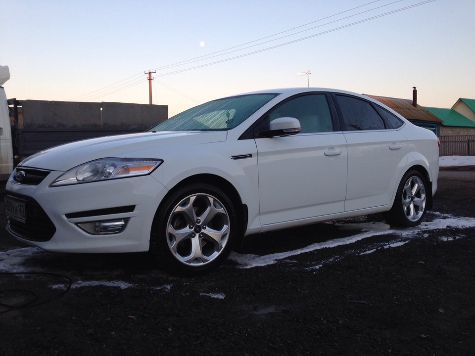 Диски мондео. Ford Mondeo r17 белый. Ford Mondeo 4 белый r17. Диски Ford Mondeo Titanium 17. Форд Мондео 4 Рестайлинг на 19 дисках.