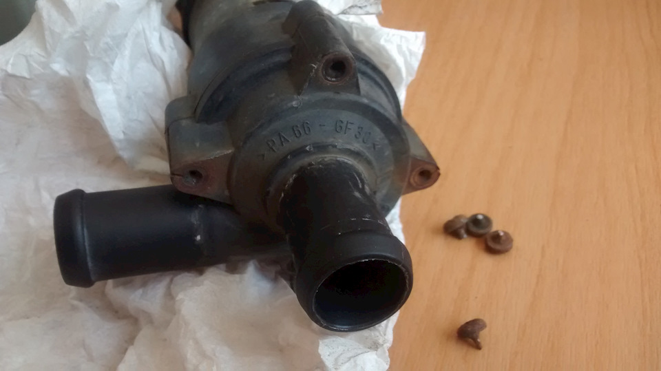 при попытке залезть внутрь — болты отвалились — Volvo S80 (1G)