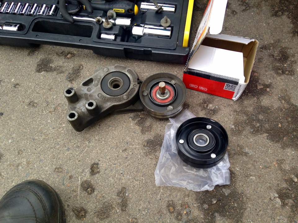 Фирма ролика AutoSFEC №gto19734, а номер для поиска аналога ролика № 531075-130. Если захотите поменять только подшипник то : № 6203LH. — Audi 100 (C4). Запчасти на фото: 531075130