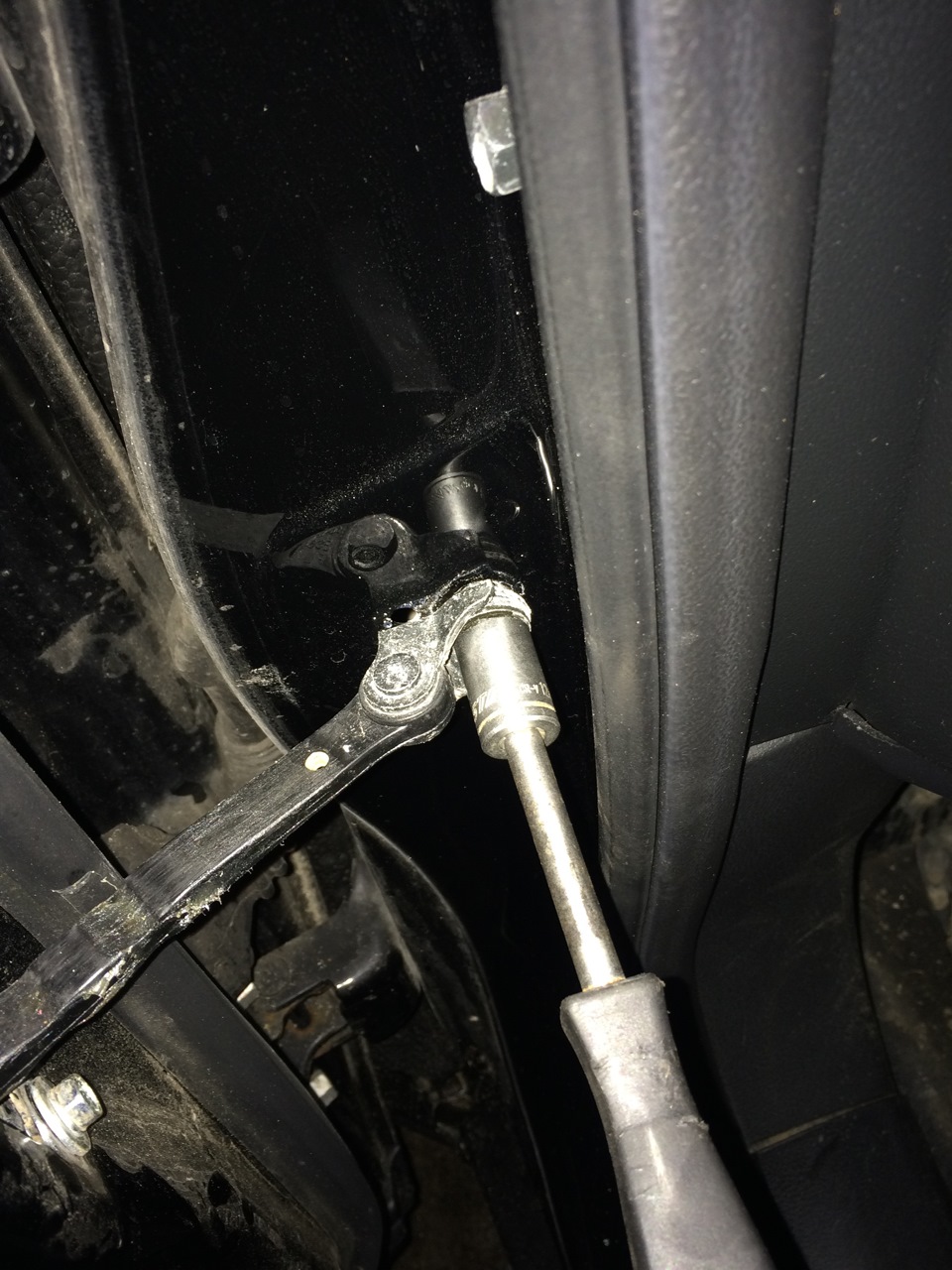 как поменять фиксатор двери