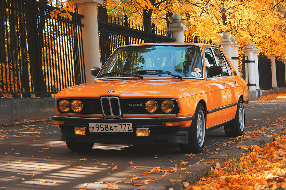 Старый пятерка. BMW e34 оранжевая. БМВ е34 оранжевая. БМВ 5 Старая. БМВ е30 оранжевая.